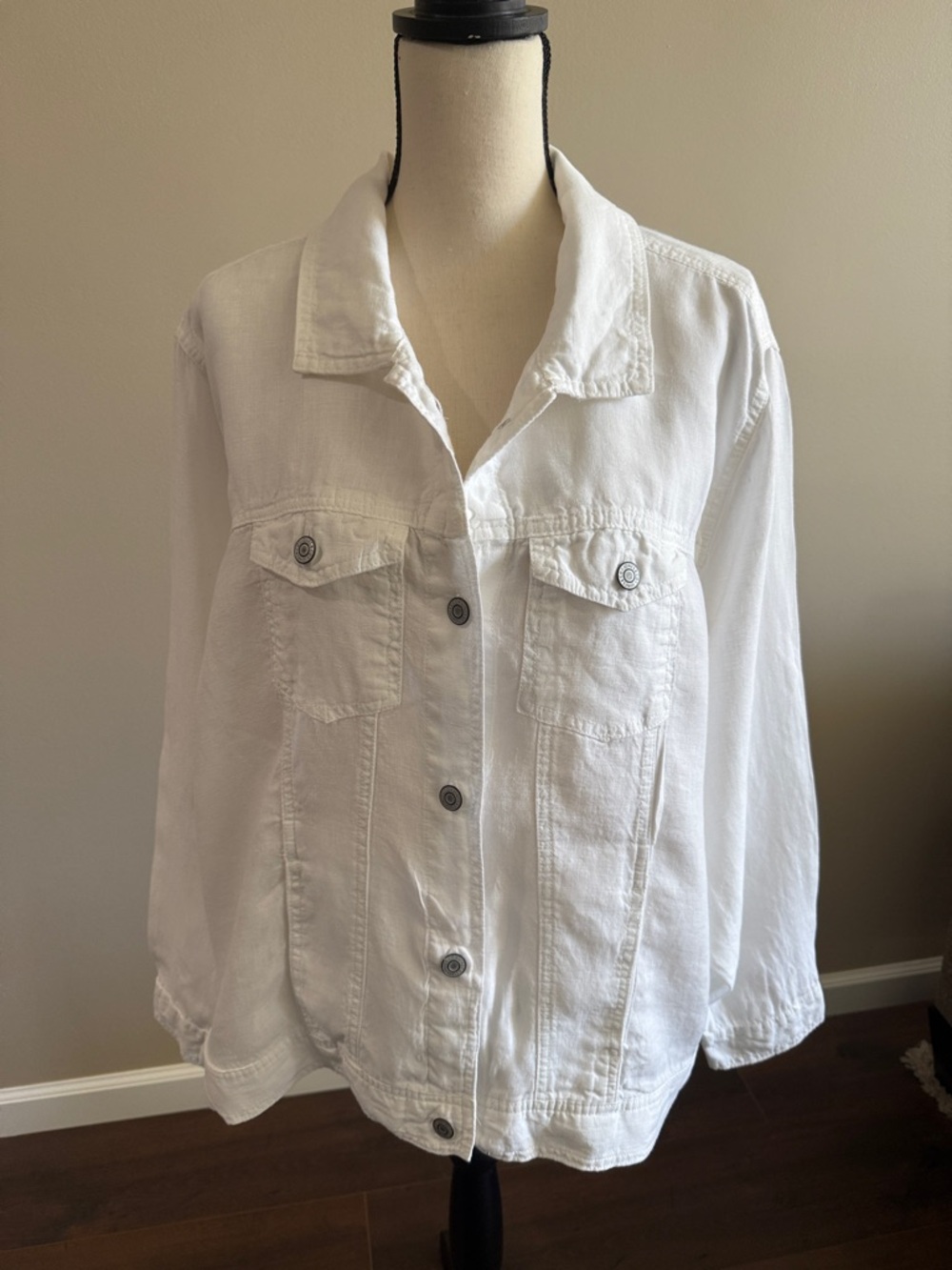 Jones New York Size S Whit
100% Linen Shirt Jacket Size 3x